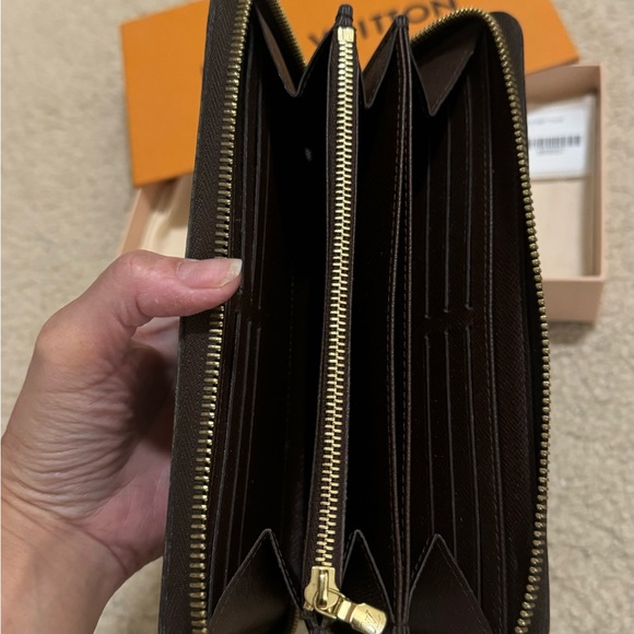 Louis Vuitton Zippy Wallet. Damier Ebene - Picture 4 of 6